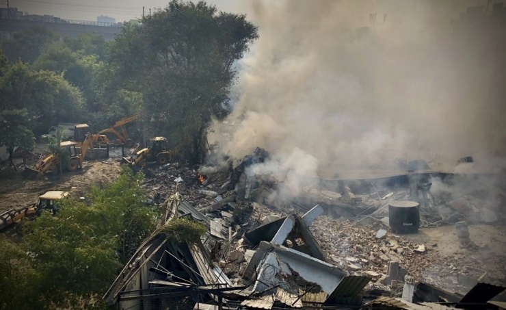 Battery factory collapses in fire in New Delhi, injuring 14 Battery factory collapses in fire in New Delhi, injuring 14