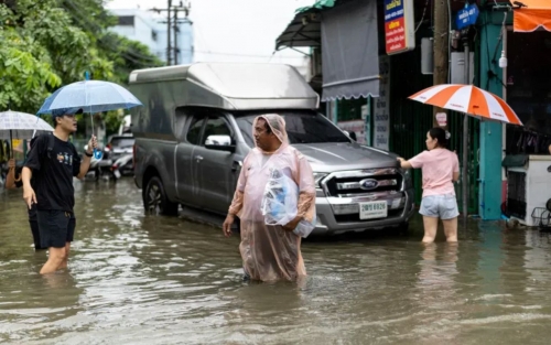 Bangkok floods send thousands into shelters after days of rain Bangkok floods send thousands into shelters after days of rain