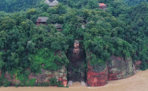China evacuates 100,000 as floods threaten heritage site