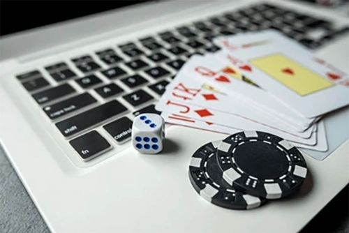 India bans vast online gambling industry 