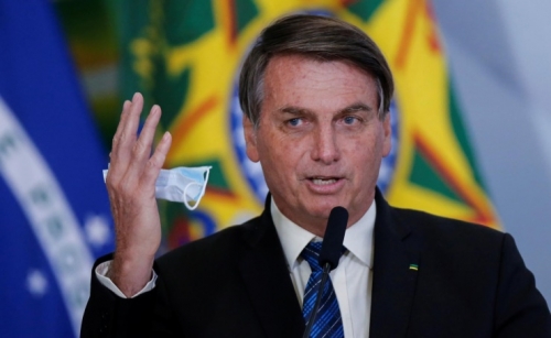 Bolsonaro, with popularity rising, extends COVID-19 welfare