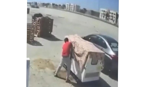 CCTV footage traps man stealing from food carts: Bahrain