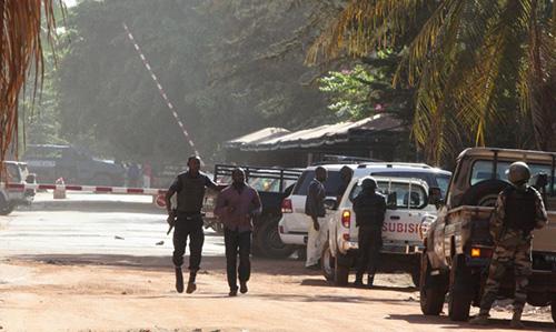 At least 22 dead as gunmen seize more than 100 at Mali hotel