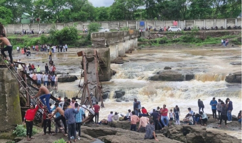 Bridge collapse: 6 people killed, several tourists swept away.