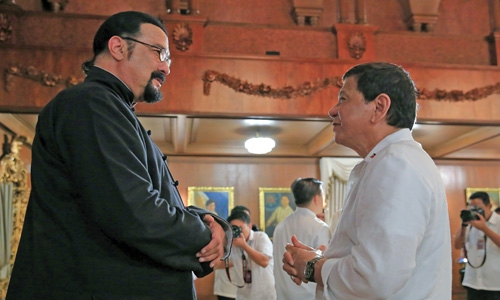 Action star Seagal rallies troops in Jolo for Duterte