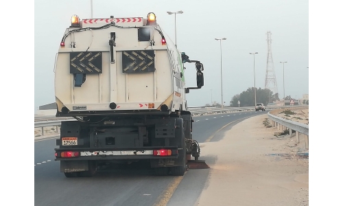 Huge dust storm sinks Bahrain, cleaning crew removes 150 truckloads of dirt, fallen trees