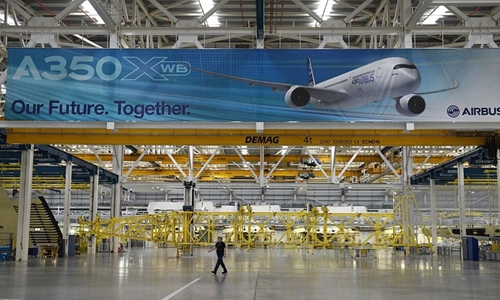 Airbus says in talks with Emirates on A380 deal Airbus says in talks with Emirates on A380 deal