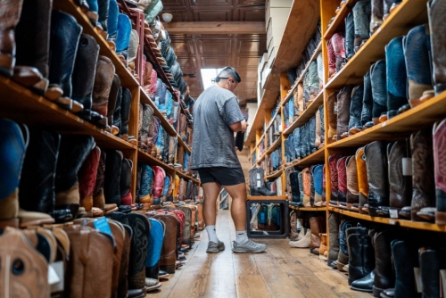 US consumer confidence slips as tariff, job worries persist US consumer confidence slips as tariff, job worries persist