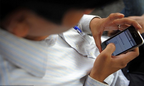 Woman cuts husband's finger for checking her phone Woman cuts husband's finger for checking her phone