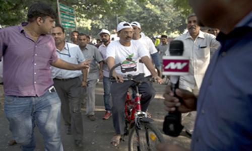 Delhi Chief Minister rides bicycle on car-free day Delhi Chief Minister rides bicycle on car-free day