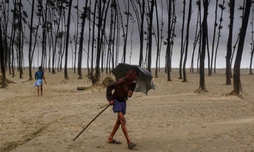 Five dead as cyclone batters Bangladesh Five dead as cyclone batters Bangladesh