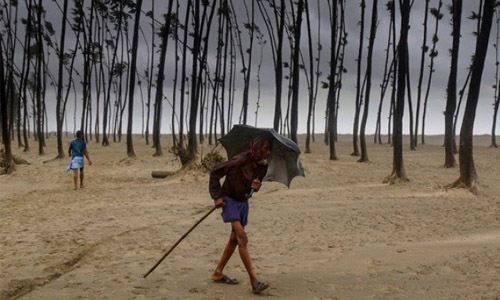 Five dead as cyclone batters Bangladesh