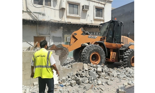 Muharraq municipality removes encroachments on government property