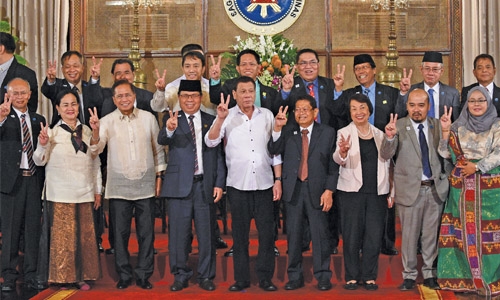 Duterte offers Muslim self-rule