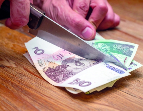 Iran approves plan to slash four zeros from currency 