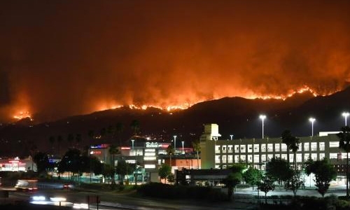 Huge blaze forces hundreds to evacuate in Los Angeles