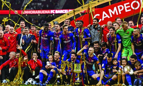 Barcelona lift Copa del Reay trophy