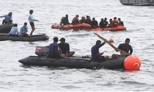 Indonesian divers find parts of plane wreckage in Java Sea