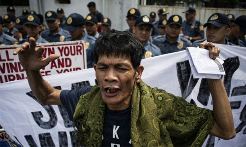 Thousands rally for and against Philippines' Duterte