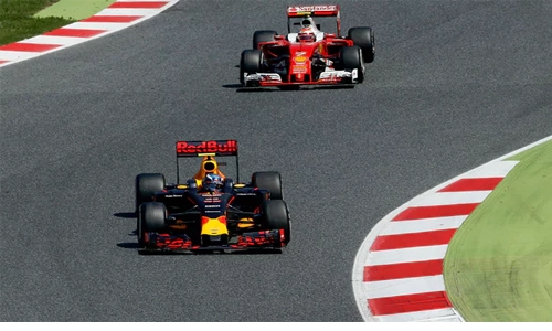 Red Bull show Max power, Rosberg crashes