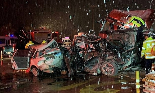 15 killed as China truck hits 31-car lineup 15 killed as China truck hits 31-car lineup