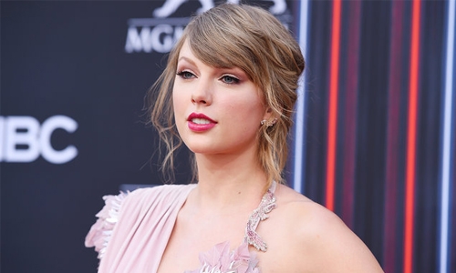 Taylor Swift’s lawyer claims she wasn’t given chance to buy her songs