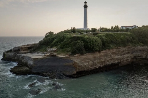 Cliff Collapse in France's Biarritz Kills One, Search On for Missing Diver