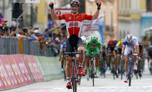 Greipel roars to Giro win, Dumoulin keeps pink Greipel roars to Giro win, Dumoulin keeps pink