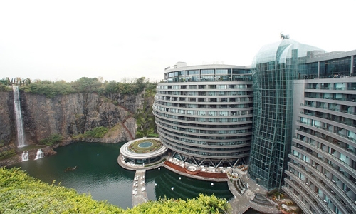 China opens luxury hotel in a disused quarry