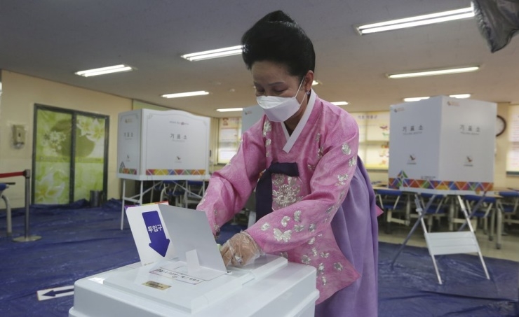 South Koreans hold general elections amid coronavirus pandemic