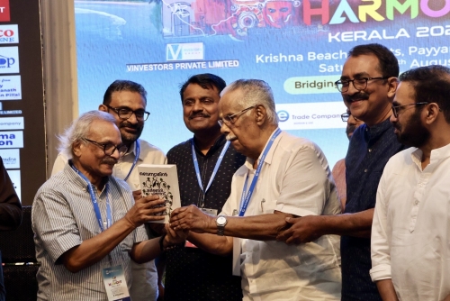 1,000 Bahrain Expats Reunite Abroad