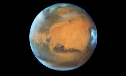 Close encounter between Mars and Earth
