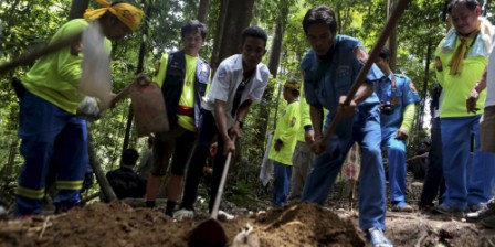 Malaysia finds more graves and human remains near Thai border