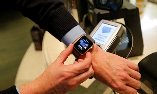 Smartwatch sales tumble, dragged down by Apple