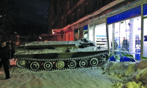 Russian man smashes stolen  tank into supermarket