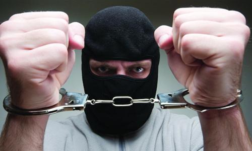 Bahraini held for stealing wallet