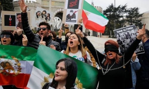 Britain urges Iran to stop ‘unfairly detaining’ dual nationals Britain urges Iran to stop ‘unfairly detaining’ dual nationals