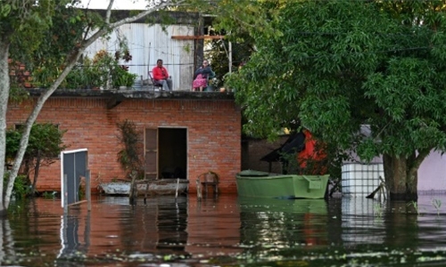 Paraguay floodwaters force thousands to evacuate homes