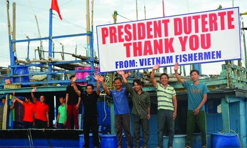 Philippine leader sets 17 Vietnamese fishermen free