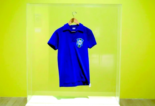 Pele’s World Cup jersey fetches $4.9 million at US auction Pele’s World Cup jersey fetches $4.9 million at US auction