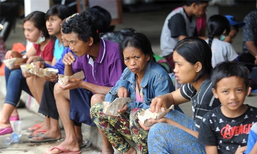 Tens of thousands flee rumbling Bali volcano