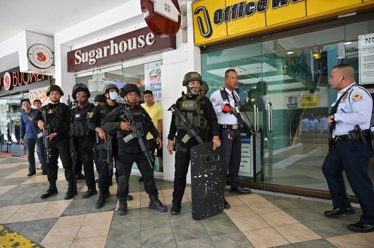 Manila mall hostage-taker surrenders, frees hostages Manila mall hostage-taker surrenders, frees hostages