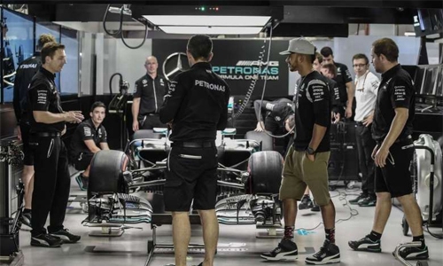 Hamilton looks for a quick getaway in Singapore