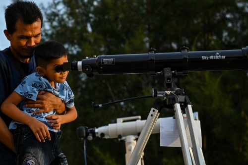 GCC countries declare Eid Al-Fitr holidays amid debate over Moon sightings GCC countries declare Eid Al-Fitr holidays amid debate over Moon sightings