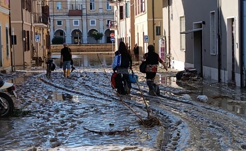 Floods in Italy kill 10; Survivors plucked from roofs, trees
