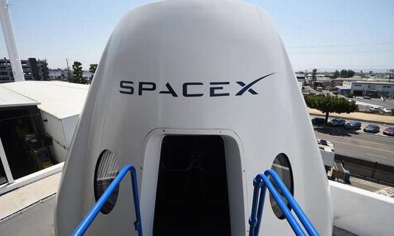 SpaceX in new plan to send tourist around Moon