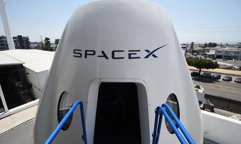 SpaceX in new plan to send tourist around Moon SpaceX in new plan to send tourist around Moon