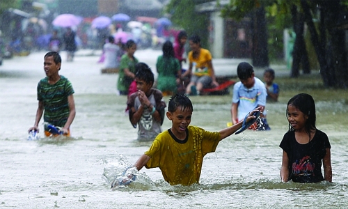 Death toll climbs as Philippine floods spread