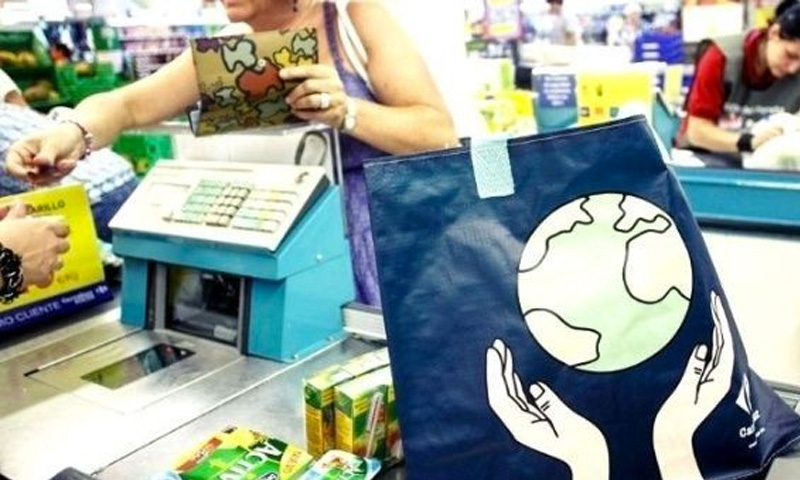 France to set penalities on non-recycled plastic 