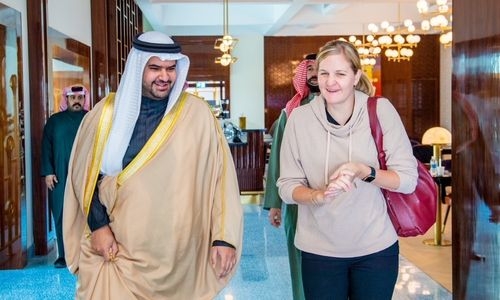 HH Shaikh Isa welcomes Zimbabwe sports minister, former Olympic champion